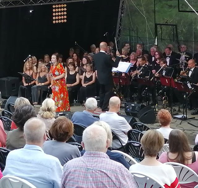 Our Magic of the Musicals concerts is now underway and here we have the wonderful Charlotte Wakefield singing 'I Have Confidence' from The Sound Of Music.

What a delightful evening singing in the open air at the Bromley Amphitheatre.
.
.
.
#SummerConcerts #MagicOfTheMusicals
#Li