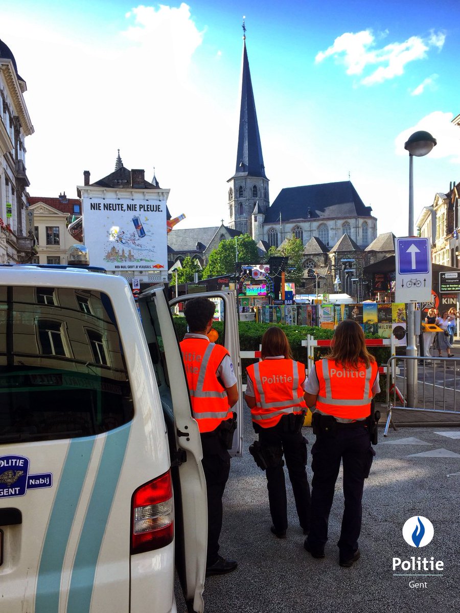 GentseFlikken's tweet photo. Zowel overdag, in de avond als s’nachts zijn de collega’s #interventiedienst zichtbaar en aanspreekbaar tijdens de #GF19. #TeamTotUwDienst #altijdnabij https://t.co/tctLkraSSV