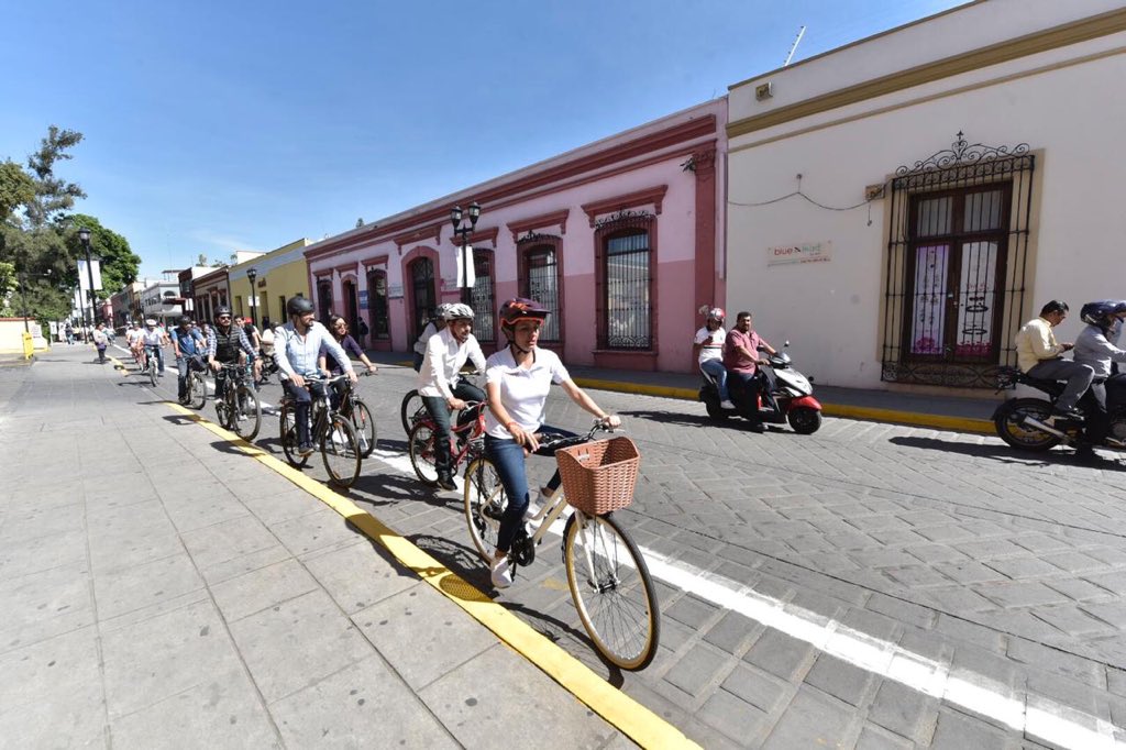 SEMOVI_GobOax's tweet photo. Con un gran trabajo en equipo entre asociaciones, fundaciones y gobiernos aperturamos la ciclovía “Feria Guelaguetza” que se desprende del corredor biocultural. #OaxacaPorLaMovilidad @alejandromurat @Mundo_Ceiba_AC @casadelaciudad @DANTEMONTANO @oswaldogarciaj https://t.co/SLAvdNGOhT