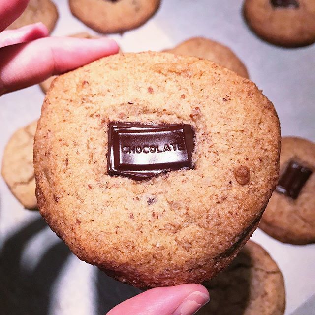 _avoketo's tweet photo. Salted Maple + Dark Choco Cookies
🍪🖤🍪
.
.
.
I’m not much of a baker. My pantry usually has expired baking soda or I’m too impatient to wait for eggs to get to room temperature. 
But it’s been a while since I’ve made something #lowcarb and sweet— so I… https://t.co/mlm2C3UZGQ https://t.co/tGmp0bLBLV