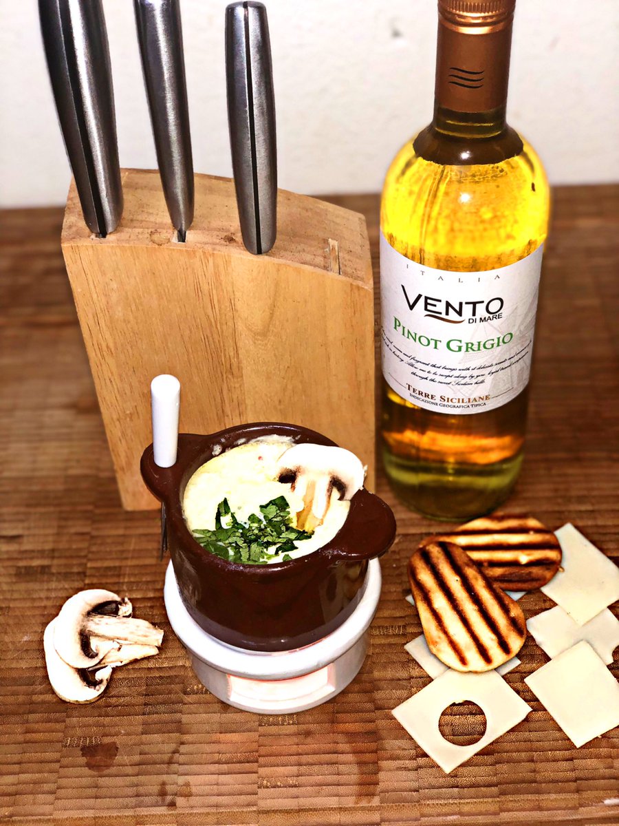 KitchenVig's tweet photo. 5-Cheese Fondue with Truffle Oil 😍💯🍴🍴😋😋😋
•
•
•
•
•
#truffle #cheesefondue #chef #foods #foody #foodporn #foodforthoughts #foodoftheday #Wine&amp;Cheese #appetizers #youtube #ChefLife https://t.co/lly9Mu6hbY