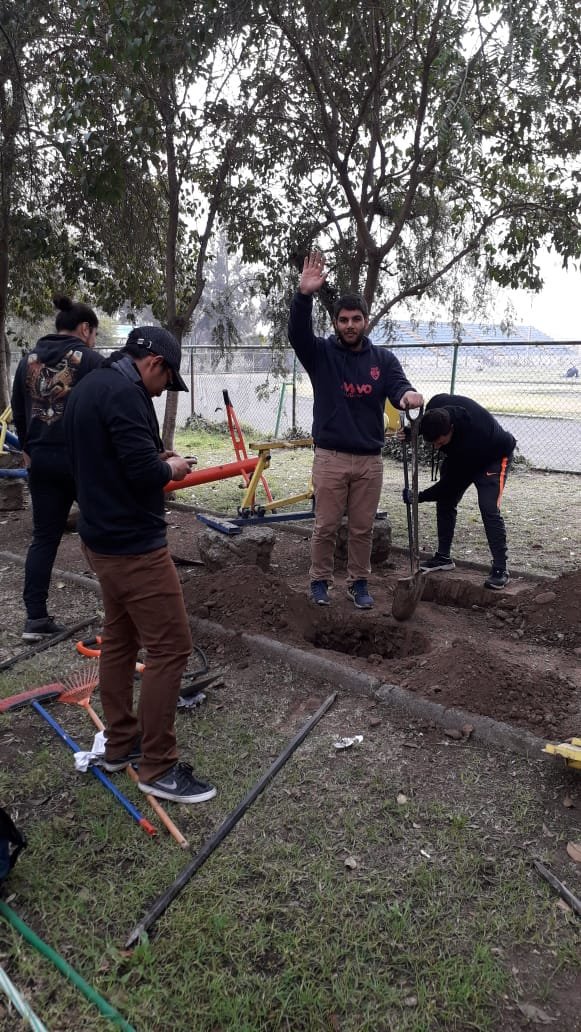 Muni_Indep's tweet photo. Agradecemos a @ClubManoRugby  quienes hoy colaboraron con la instalación de máquinas de ejercicio en nuestro Estadio Municipal Juan Antonio Ríos, su casa de entrenamiento 🏉. Valoramos el compromiso que trasciende lo deportivo y que apunta a seguir construyendo comunidad https://t.co/kkMmhJhfPi