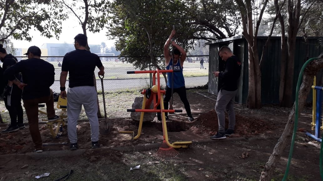 Muni_Indep's tweet photo. Agradecemos a @ClubManoRugby  quienes hoy colaboraron con la instalación de máquinas de ejercicio en nuestro Estadio Municipal Juan Antonio Ríos, su casa de entrenamiento 🏉. Valoramos el compromiso que trasciende lo deportivo y que apunta a seguir construyendo comunidad https://t.co/kkMmhJhfPi