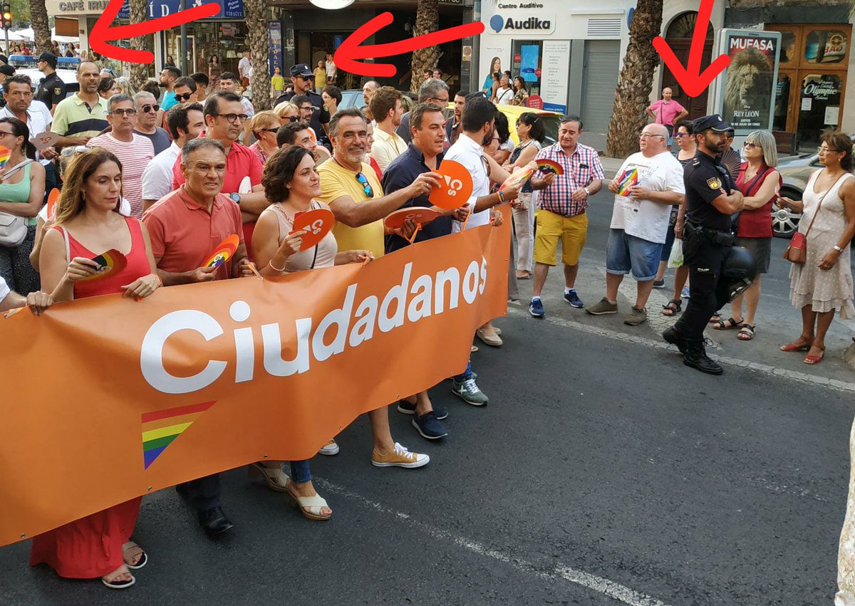 lcv_vr's tweet image. Así de protegidos han salido para evitar otra sentada pacífica, empeñados en ocupar un lugar que no es el suyo. Pero por mucho que se empeñen no son bien recibidos. Lo serán cuando nos respeten y no negocien con la extrema derecha. #OrgullAlacant #NuestrosDerechosNoSeNegocian