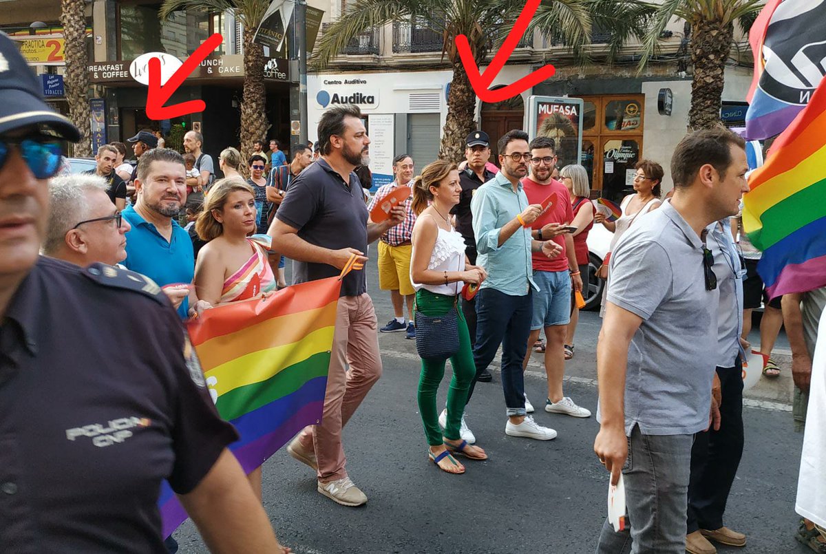 lcv_vr's tweet image. Así de protegidos han salido para evitar otra sentada pacífica, empeñados en ocupar un lugar que no es el suyo. Pero por mucho que se empeñen no son bien recibidos. Lo serán cuando nos respeten y no negocien con la extrema derecha. #OrgullAlacant #NuestrosDerechosNoSeNegocian