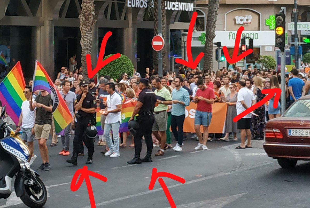 lcv_vr's tweet image. Así de protegidos han salido para evitar otra sentada pacífica, empeñados en ocupar un lugar que no es el suyo. Pero por mucho que se empeñen no son bien recibidos. Lo serán cuando nos respeten y no negocien con la extrema derecha. #OrgullAlacant #NuestrosDerechosNoSeNegocian