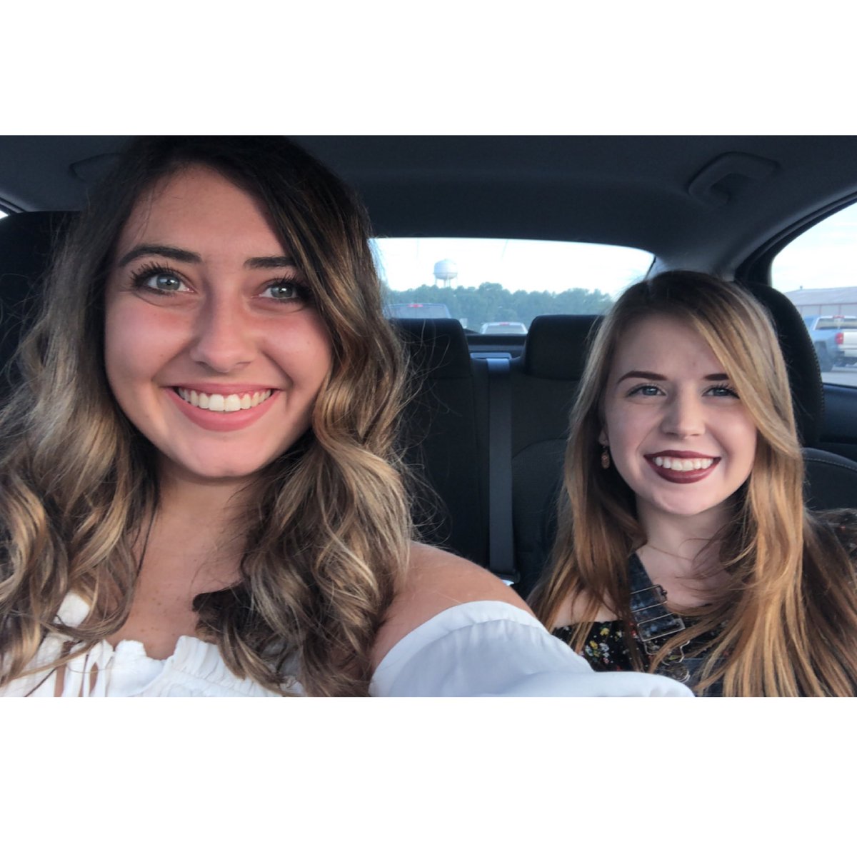 KristinHungerf1's tweet photo. two girls go and see a singer from singer😂💚  @GythRigdon #gythnation https://t.co/2gyLOG92zz