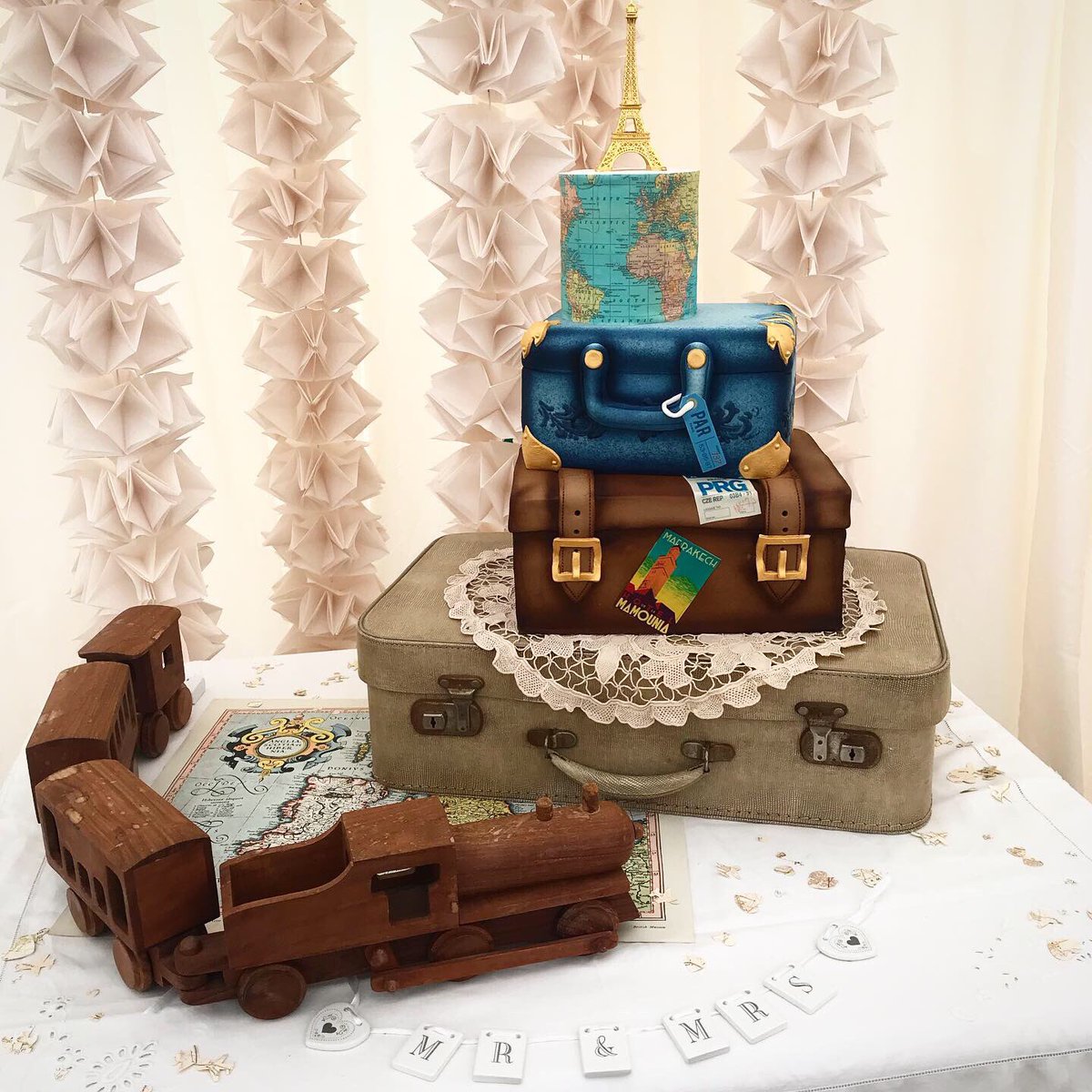 MrCakeUK's tweet photo. Vintage travel themed #weddingcake for my cousin 🗼✈️ https://t.co/4x916UTUOJ