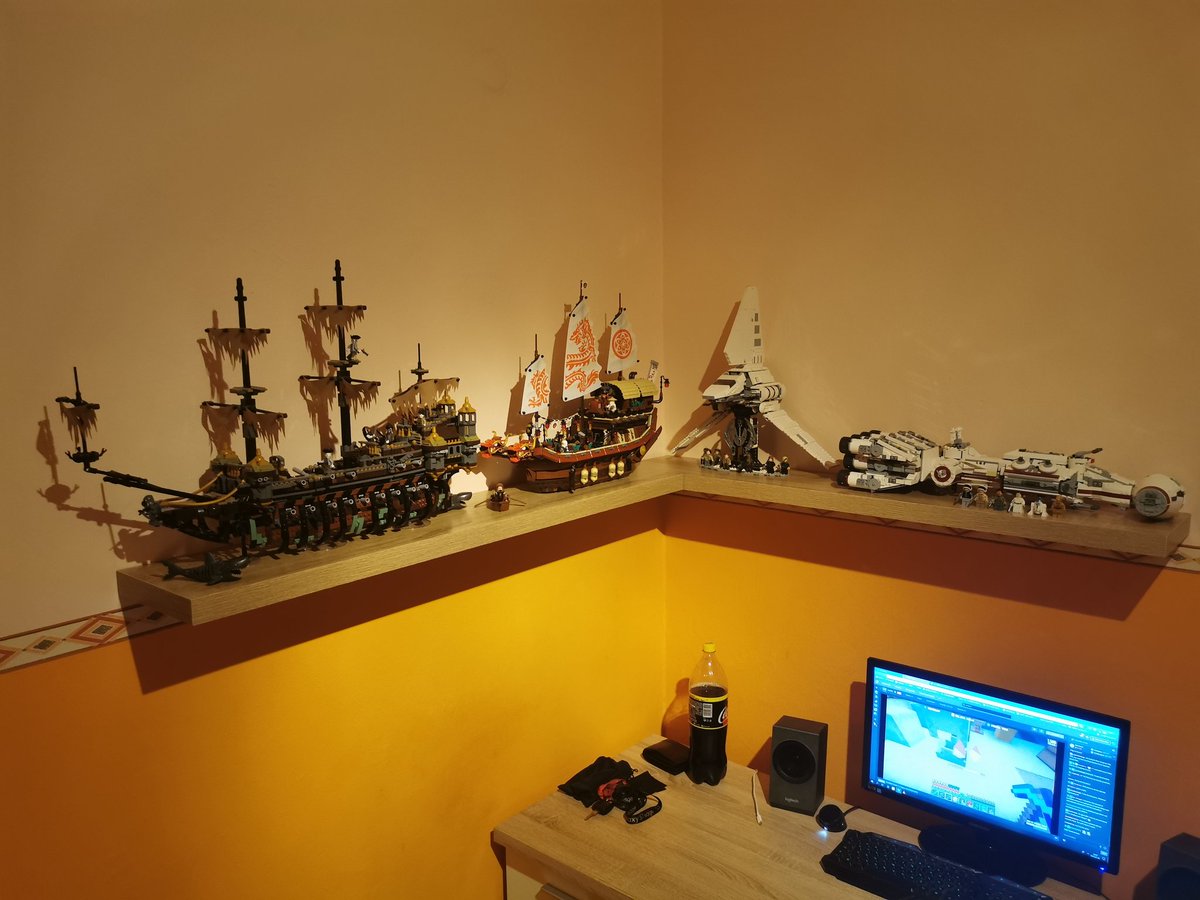 Peti9402's tweet photo. Polcok fent! Szerintem egész jól sikerült. :) #roomupdate #lego #starwars https://t.co/1dr2FQl6OT