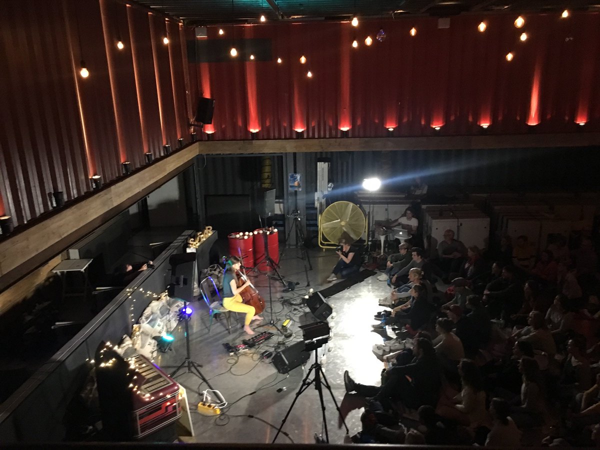 Zweiter Act des Abends ist RABEA aus Hannover. Sie hat bereits mit einer anderen Band bei Sofar gespielt. Heute das erste Mal als Solo Act bei uns 🎵#sofarhh