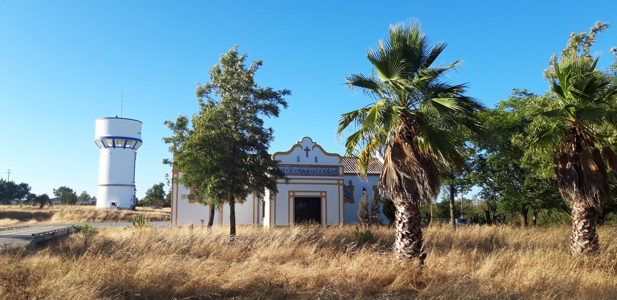 ZozayaMaria's tweet photo. El #Alentejo y sus #fiestas #patronales nos hacen visitar pueblos deliciosos como São Cristóvão en #Montemor o Novo, lleno de recuerdos de su #Historia y #tradiciones , como la #hermita o
la #fabrica del #pan que dejan en los sacos de retales en las puertas. https://t.co/JFQ9bzrnxj