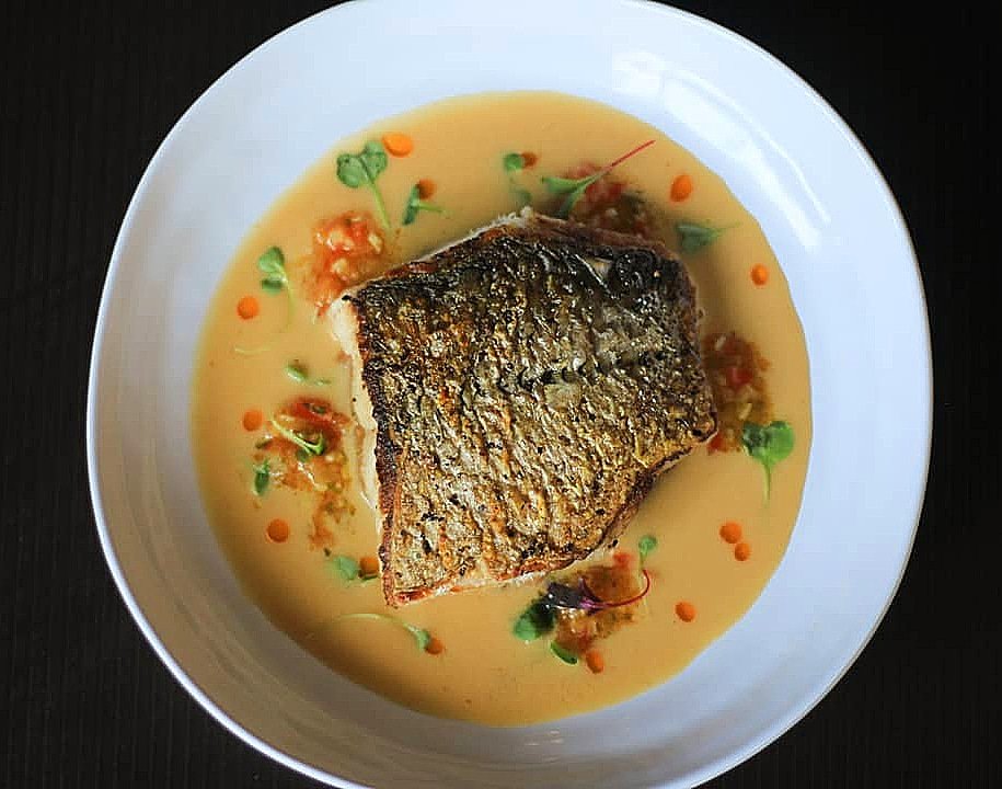 Robalo con serén de maíz, puré de frijoles chiricanos y vinagreta de sofrito 😋, el plato del chef <a href="/lmendizabalchoy/">Luis Mendizábal Choy</a> para #LaRutaCulinaria de #TopChefPA 🐟 ¡Pruébalo en El Sandwich Bar! 🙌🔥🔪

📸 <a href="/dmercedes___/">DMerci</a>