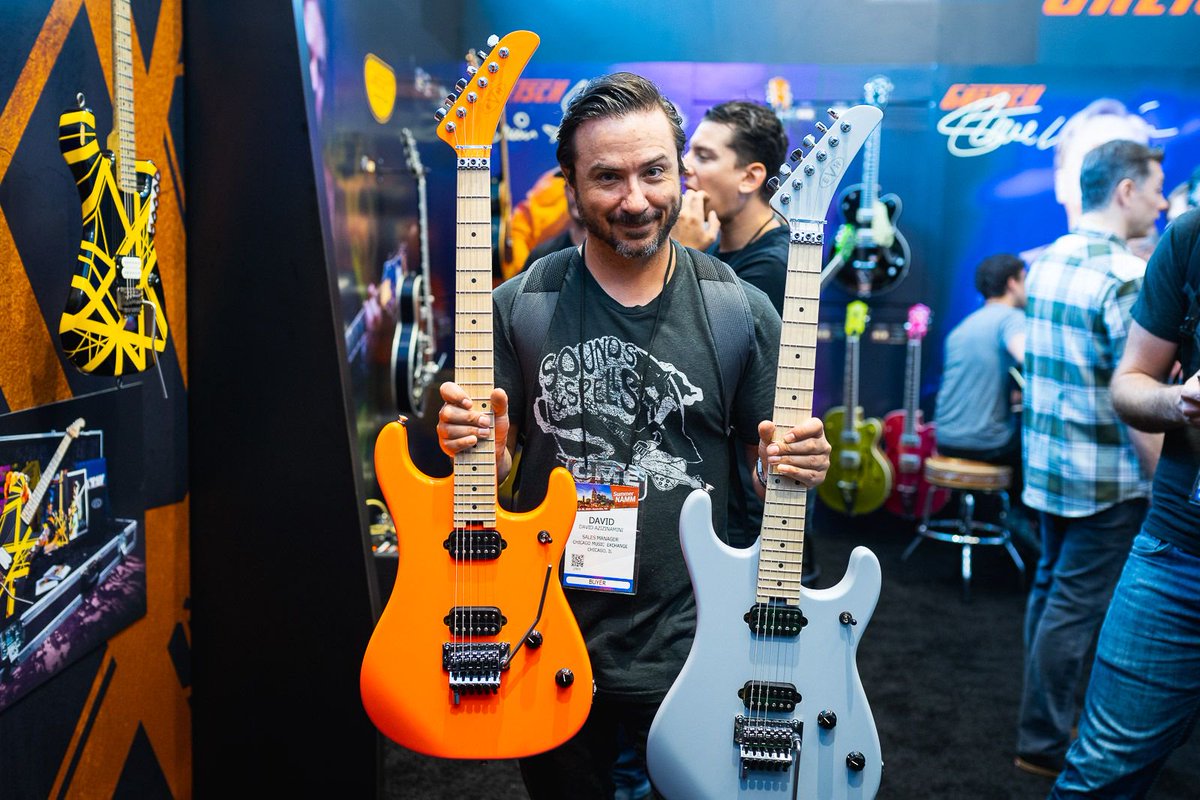 ChicagoMusicEx's tweet photo. David A is stoked on the new EVH models! OU812, Brutus?
#SNAMM #summernamm #chicagomusicexchange #evhguitars #vanhalen #eddievanhalen #gearwire #gearybusey #guitarspotter #guitarphotography #guitarsdaily #tonemob #knowyourtone https://t.co/6Nq5QPaZTA