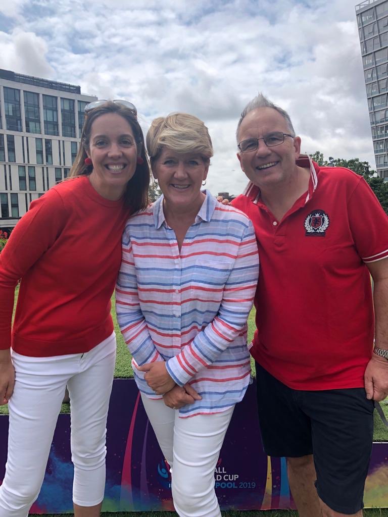 ⁦@AlfordTammy⁩ and I meet the one and only ⁦@clarebalding⁩ today ⁦@EnglandNetball⁩ #wordcup glad the T shirt fitted #SportReliefNetball