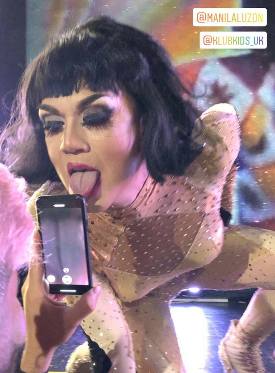 m4nila's tweet photo. it looks like a butt crack on their phone 😭 https://t.co/4dgREtC751
