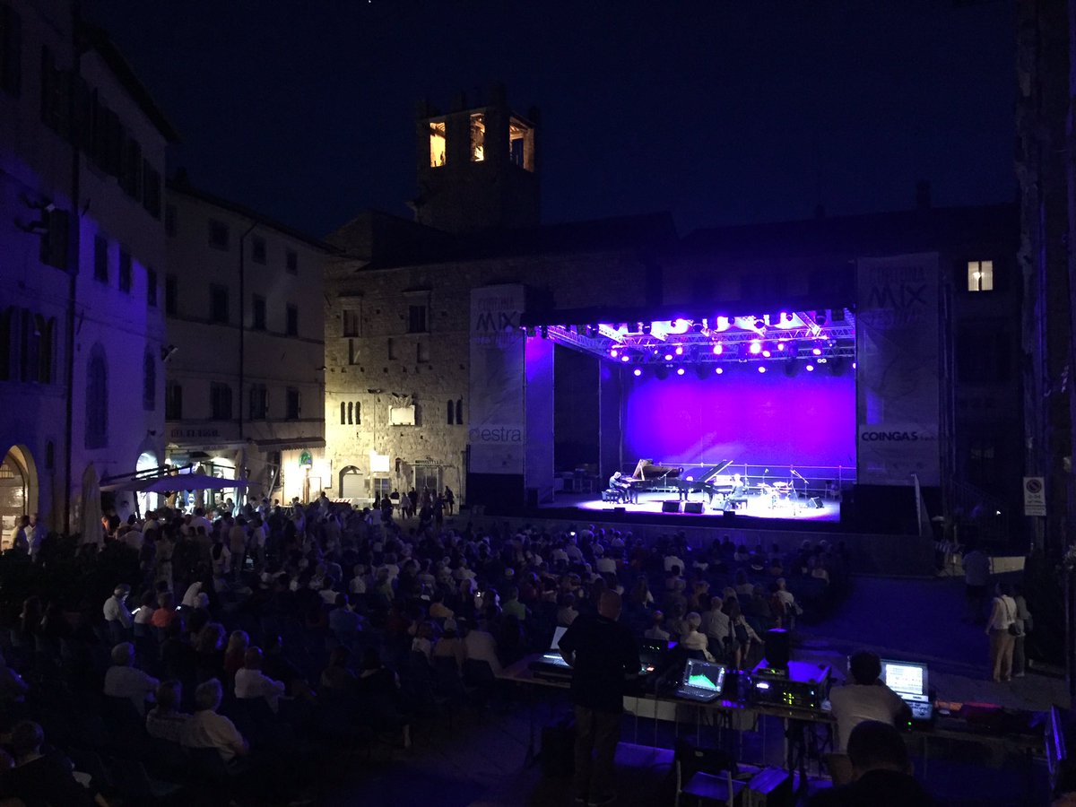 Una sfida decisamente insolita in Piazza Signorelli: sul palco ci sono 🎹Andrea Bacchetti e 🎶Michele Di Toro con un “Piano Ring” senza esclusione di colpi!