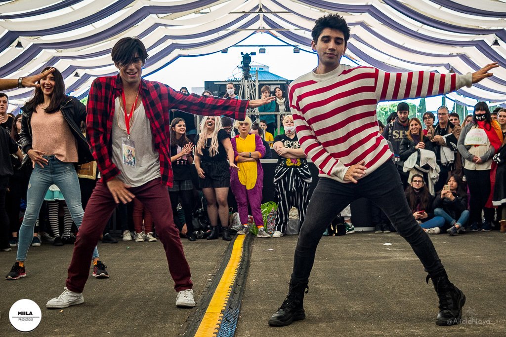 MiilaProduccion's tweet photo. [Salón del Manga 2018]

Kpop random dance: dance battle

Baila primero. Piensa después. Es el orden natural. 
-Samuel Beckett.

Foto: IG alicianaya .

#kpop #kpoprandomdance @FICOMIC_manga #SalonMangaBCN #dance  #miilaproductions #evento #춤추는 #안무 #댄스커버 https://t.co/YGcII6lEX6