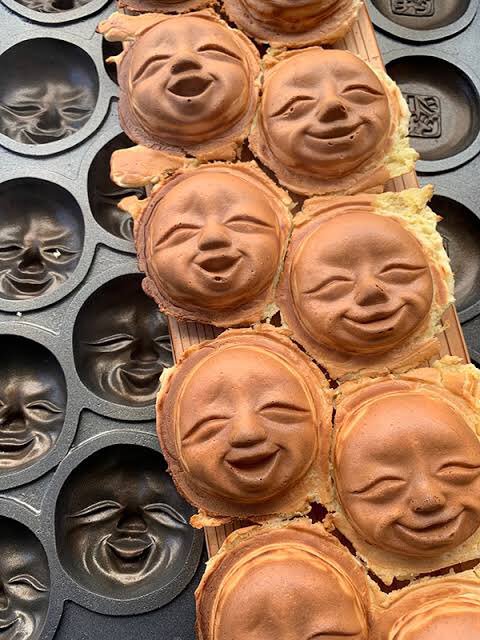 おはようございます
今日は店舗前の駐車スペースで、「ともしび人形焼」の販売いたします。
是非！