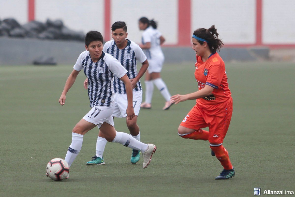 ClubALoficial's tweet photo. 📸Nuestras chicas del equipo de fútbol femenino lograron un triunfo por 2-0 ante @clubucv en una fecha más del Campeonato Nacional. ¡Gran trabajo muchachas! 💙
Goles: Carmen Quesada y Allison Reyes.
#ArribaAlianza https://t.co/MwzarUdCUW