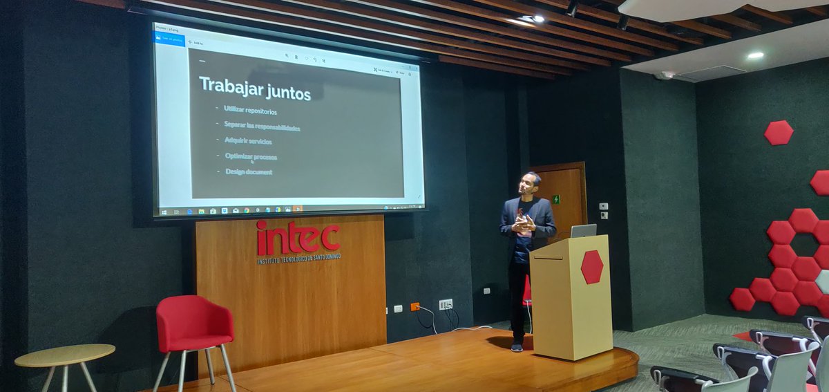 eatskolnikov's tweet photo. Aquí @FidelSotoS hablando de trabajo en equipo para la realización de videojuegos en el #GameDeveloperDay https://t.co/xhMUHY92jI