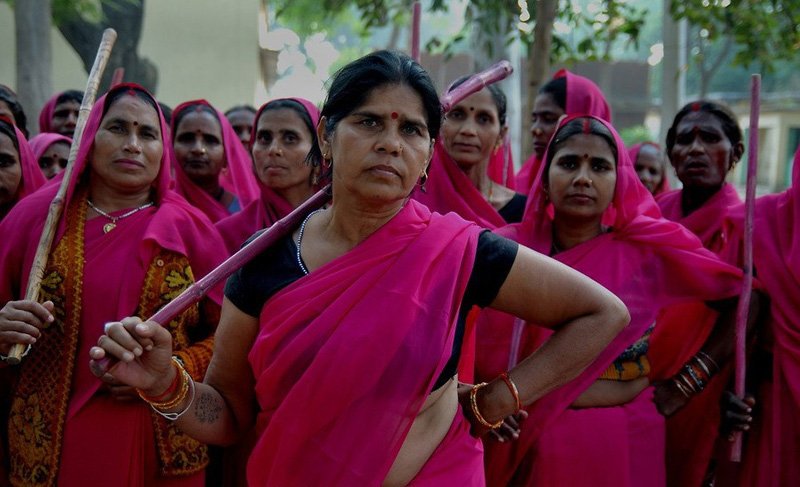 H2MPL's tweet photo. "Gulabi Gang" 
عصابة في الهند كل الاعضاء فيها نساء ومهمتهم ضرب الرجال السيئيين والخائنين لزوجاتهم، اي بنت بالهند الان تقدر تبلغ على زوجها لهذي العصابة ويجون يضربونه بالمكانس😅. https://t.co/Z2TCr7lLuI