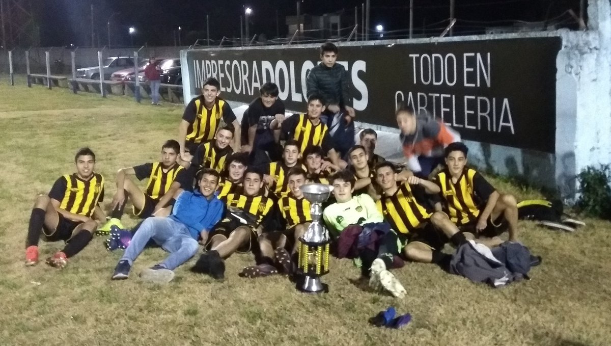 Categoría Sub 15

Club Atlético Peñarol Dolores Campeón del Torneo Apertura 2019.

Culminó el partido con Sportivo <a href="/barracasdolores/">Sportivo Barracas F. C.</a> con el resultado de cero a cero , de esa forma nuestro Club se consagró Campeón.

Felicitaciones Chiquilines !!!!