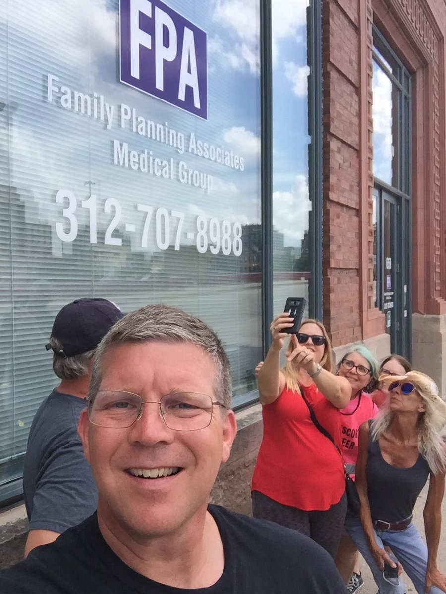 dadrad4's tweet photo. Visited Benita Ulisano and Betsy Shaack at the Chicago clinic!!!! #pinkhousedefenderssummertour #pinkhousepowerms #CVP @phdefenders @ClinicVest https://t.co/Rdc5uujDpd