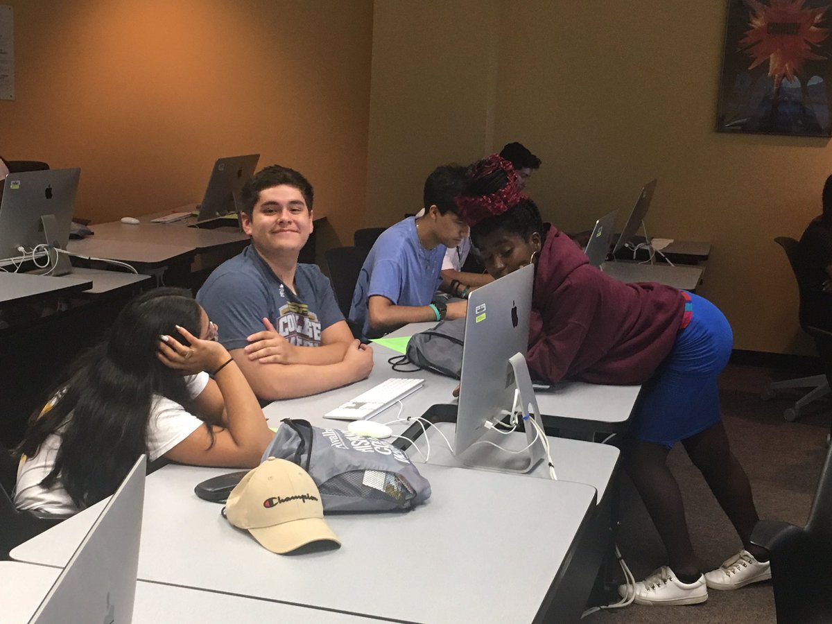 Always a blast teaching coding at STEM Day with <a href="/VALHENetwork/">VALHEN</a> at Hispanic College Institute at <a href="/virginia_tech/">Virginia Tech</a>