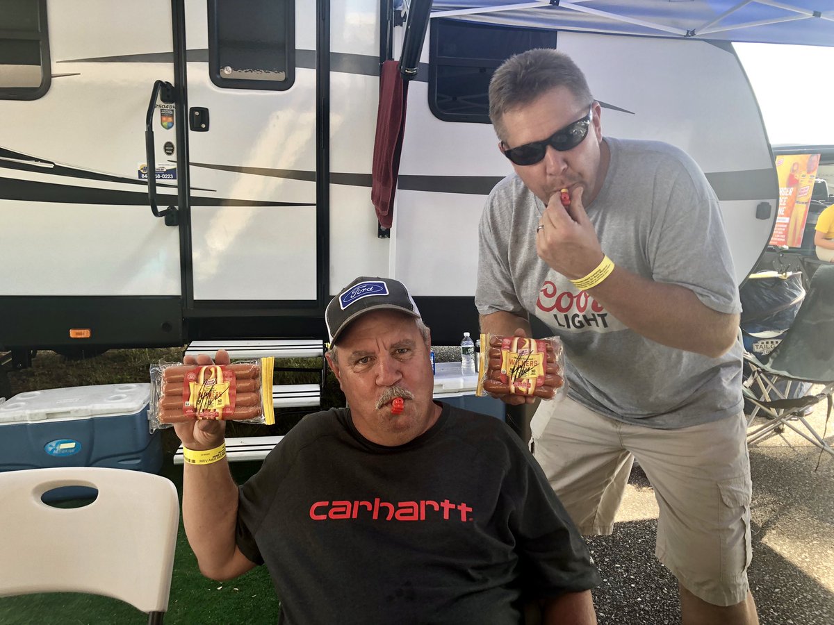 oscarmayer's tweet photo. These two are way happier now that theyโve made way for hot dogs! #MakeWayForHotDogs #OscarTakesLoudon https://t.co/l2b0nFqHRE