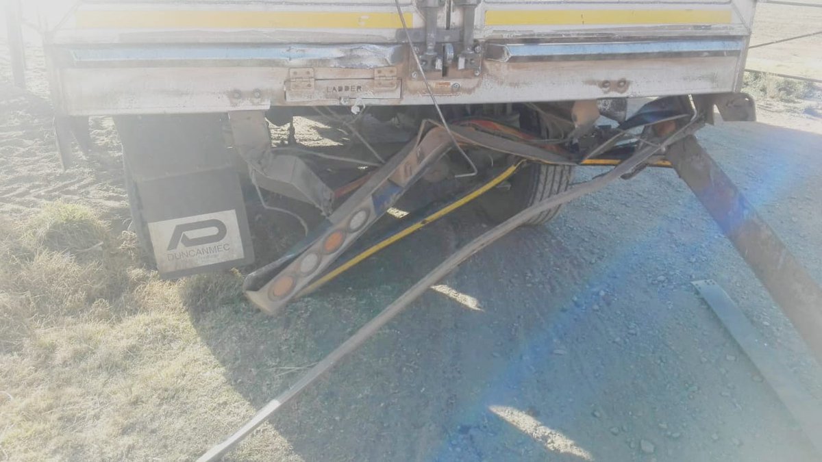 EMER_G_MED's tweet photo. 《Nigel》 #A13, #A10, #RV05 responded to a collision between a bakkie and truck on the R42. Multiple patients treated and transported to Hospital for further management. @GTP_Traffstats @_ArriveAlive @EWNTraffic #whensecondscount #nigel https://t.co/A6067XyoJc