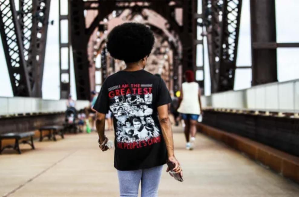 phillipmbailey's tweet photo. The #Big4Bridge walk in response to racist graffiti.
Per @mattstonephotog: https://t.co/YvojHdTu28