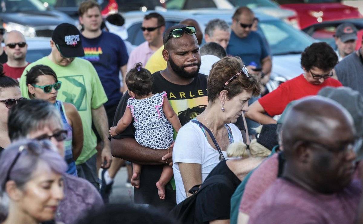 phillipmbailey's tweet photo. The #Big4Bridge walk in response to racist graffiti.
Per @mattstonephotog: https://t.co/YvojHdTu28