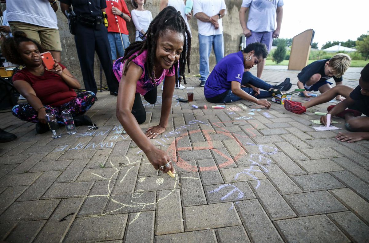 phillipmbailey's tweet photo. The #Big4Bridge walk in response to racist graffiti.
Per @mattstonephotog: https://t.co/YvojHdTu28
