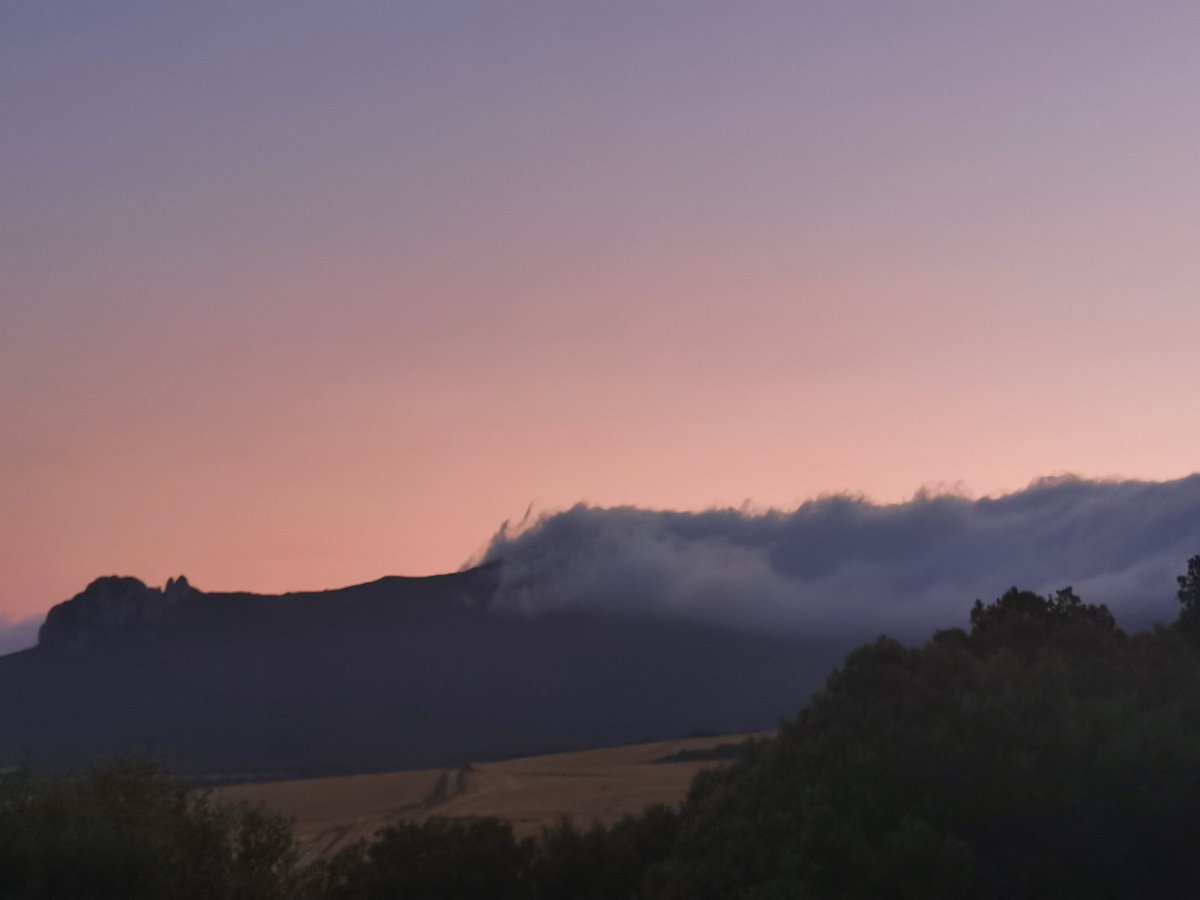 ana_ibarrola's tweet photo. @laberrueza agostada y el #efectofohen sobre la sierra de Codes que saca un viento fresco glorioso 20°.@eguraldiaETB @Eguraldia24 @eguraldia @ElTiempoNavarra @Meteonavarra_ @MiguelBujanda2 @Armeteo @RAM_meteo @Meteonavarra_ @MeteoCanal @Euskalmet @NavarraTV @aquilatierratve https://t.co/2nxsokCI3x