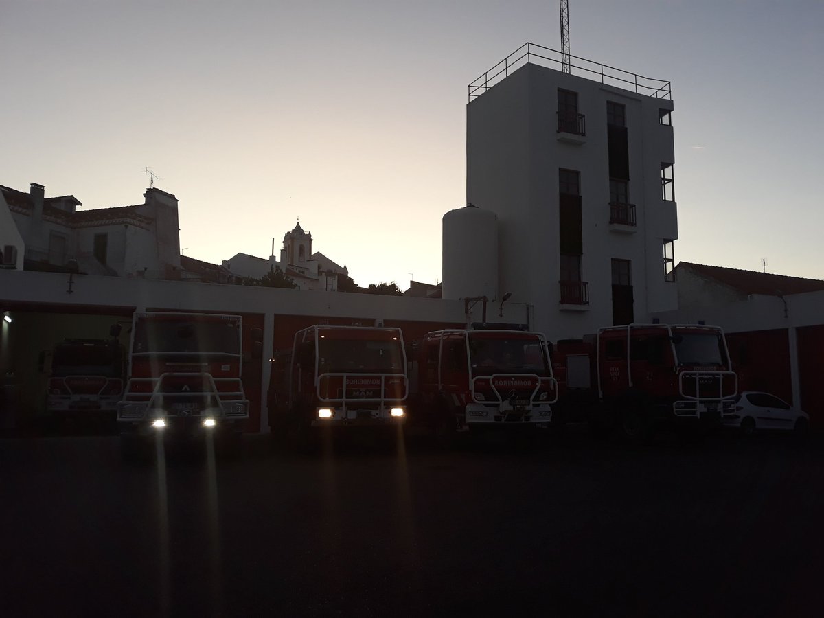 bvmora's tweet photo. Grupo de Combate a Incêndios do Distrito de Évora saiu do quartel dos BVMORA, com missão de apoiar o combate ao incêndio de Vila de Rei. 

Bem hajam todos. https://t.co/XpOh0pnN2U
