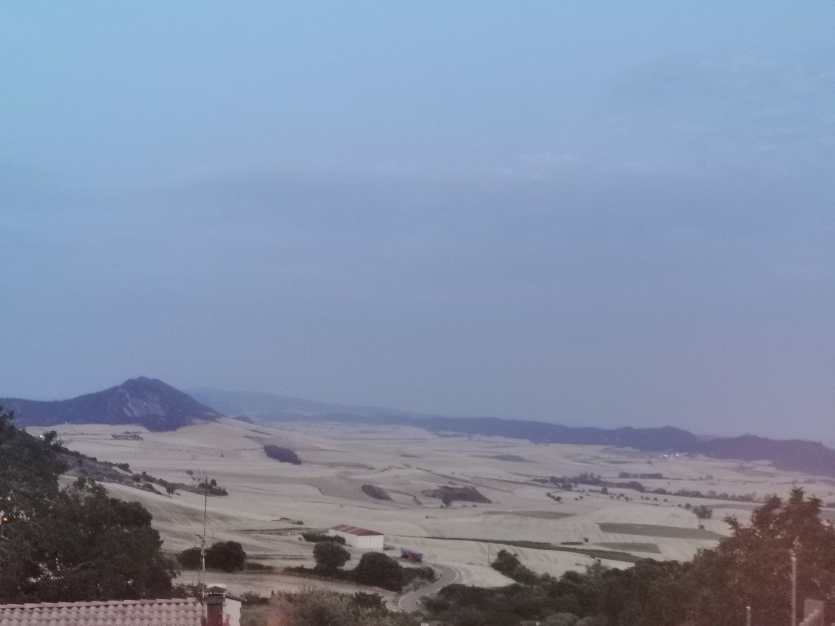 ana_ibarrola's tweet photo. @laberrueza agostada y el #efectofohen sobre la sierra de Codes que saca un viento fresco glorioso 20°.@eguraldiaETB @Eguraldia24 @eguraldia @ElTiempoNavarra @Meteonavarra_ @MiguelBujanda2 @Armeteo @RAM_meteo @Meteonavarra_ @MeteoCanal @Euskalmet @NavarraTV @aquilatierratve https://t.co/2nxsokCI3x