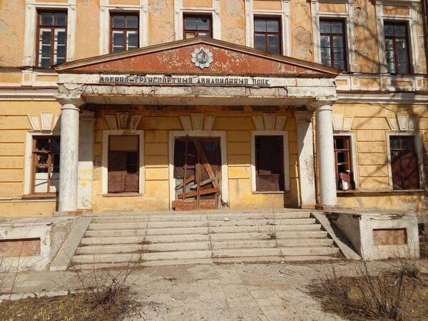 atheist_blog_vk's tweet photo. Это Оренбургское Высшее Авиационное училище, в котором учился Юрий Гагарин. 
 
Это фото, как символ того, что стало со всей космонавтикой https://t.co/8AlBZ1AVPQ