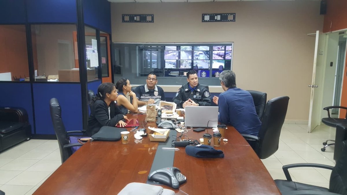 policiadepanama's tweet photo. #SeguridadCiudadana Técnicos de la Policía Nacional y consultores del Programa #SECOPA se reunieron en la sede de nuestra institución, para la revisión de los lineamientos del modelo de #PolicíaComunitaria. https://t.co/uzmfatLZxc