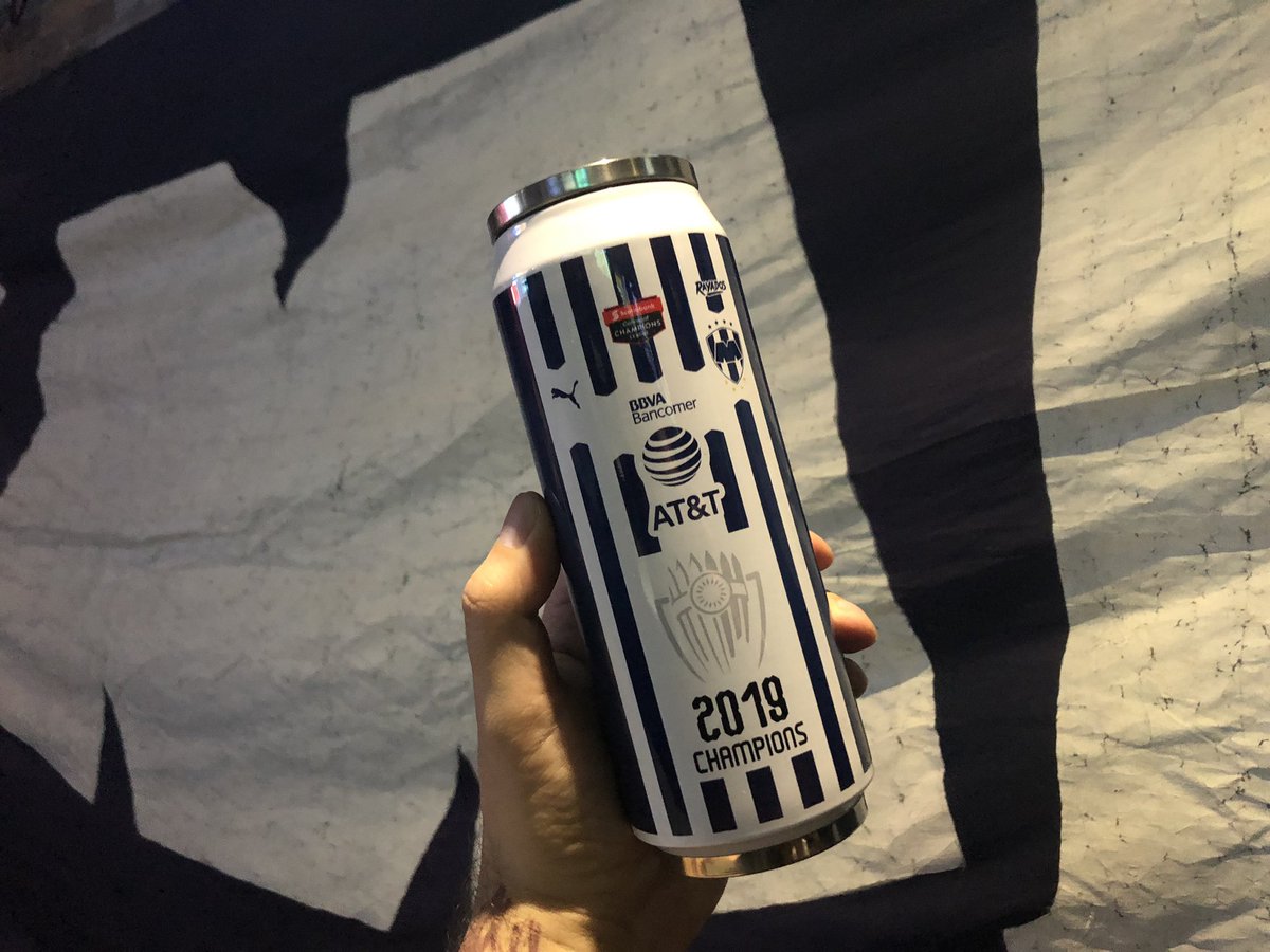 vecerro's tweet photo. Lo mejor de la fiesta #FollowRayadoReloaded es que me gane el @thermamador oficial.
Gracias @jona_trevino y al @RompasIsBack que hizo una pregunta Bien fácil alv. https://t.co/curso5t8Ik
