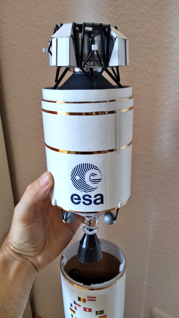 SpaceHolgar's tweet photo. ... damit ist auch das Rätsel von gestern geklärt! Unter der #SYLDA-Doppelstartstruktur der Mini-@Ariane6 versteckte sich ein kleiner #ALINA-#Mond-Lander! #Mondfest #MINT #Apollo11 #Apollo50 #ForwardToTheMoon https://t.co/5bwIpwvwM4
