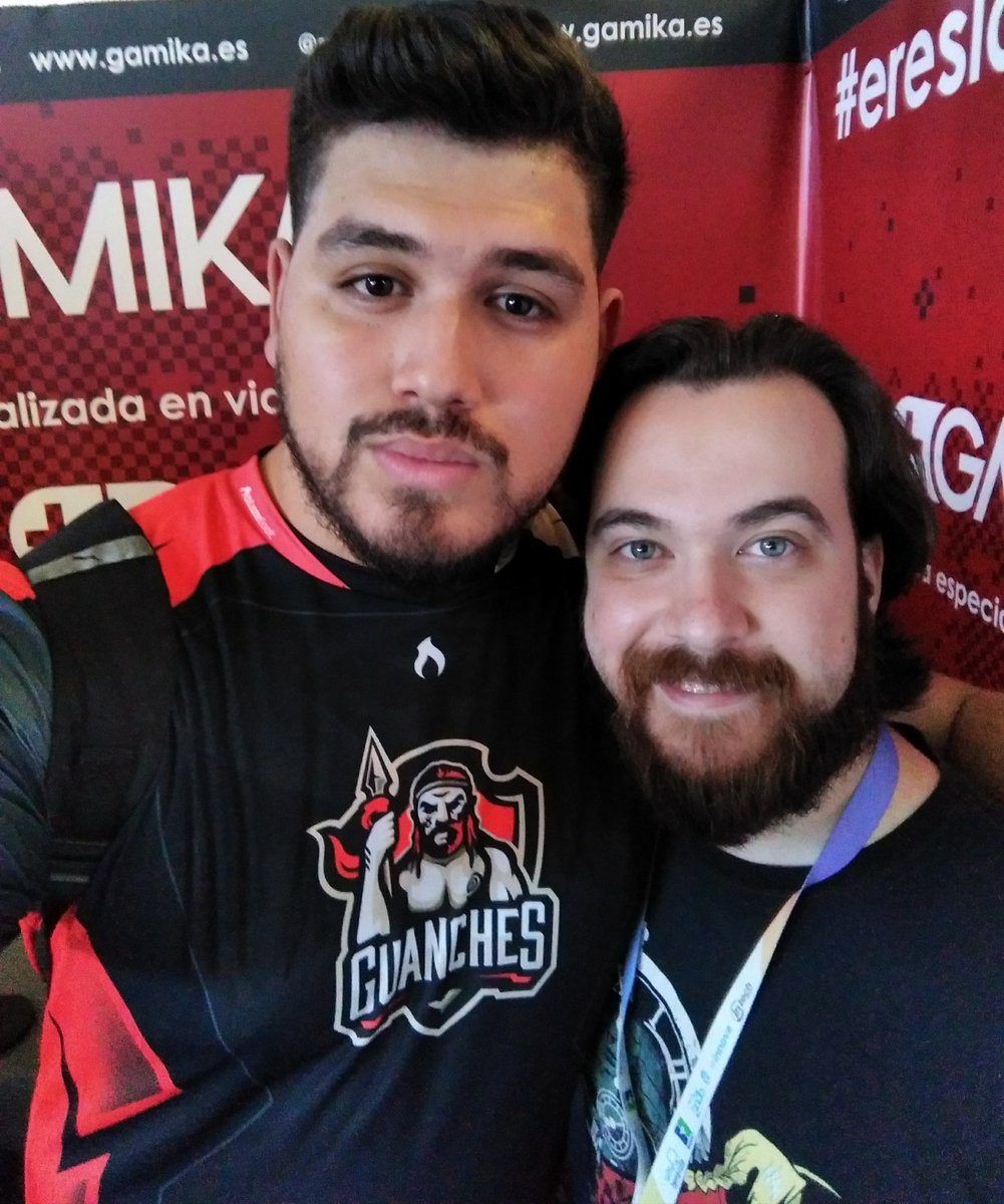 MelkorDesigns's tweet photo. Un placer poder hablar y compartir un rato con @Regik #TLP2K19 https://t.co/RLVjZrfDW7