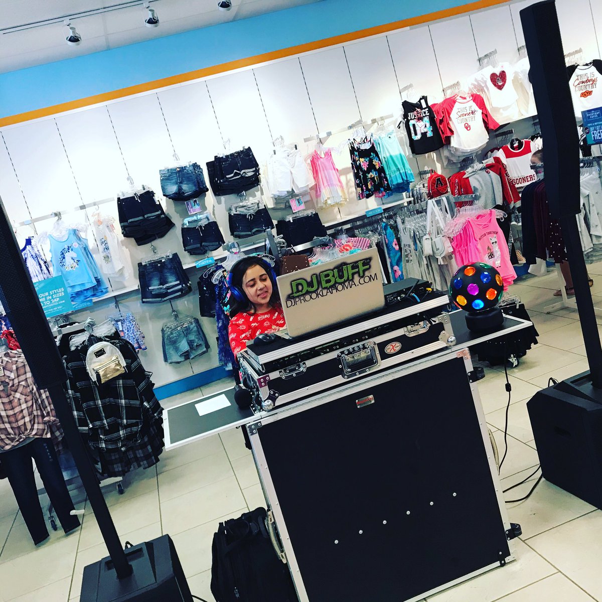 BuffingtonEvent's tweet photo. Ashley is helping Dad out with the mix! We are at @justice getting ready for the #JusticeFashionShow at 4PM!!!       @scratchmusicgroup #scratchmusicgroup #DJProOklahoma #Djlife #Justice https://t.co/v63OV3i3kq