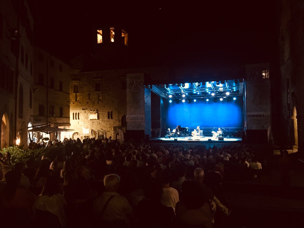 Tantissimo il pubblico di Piazza Signorelli per Nino Buonocore! 💫🎶