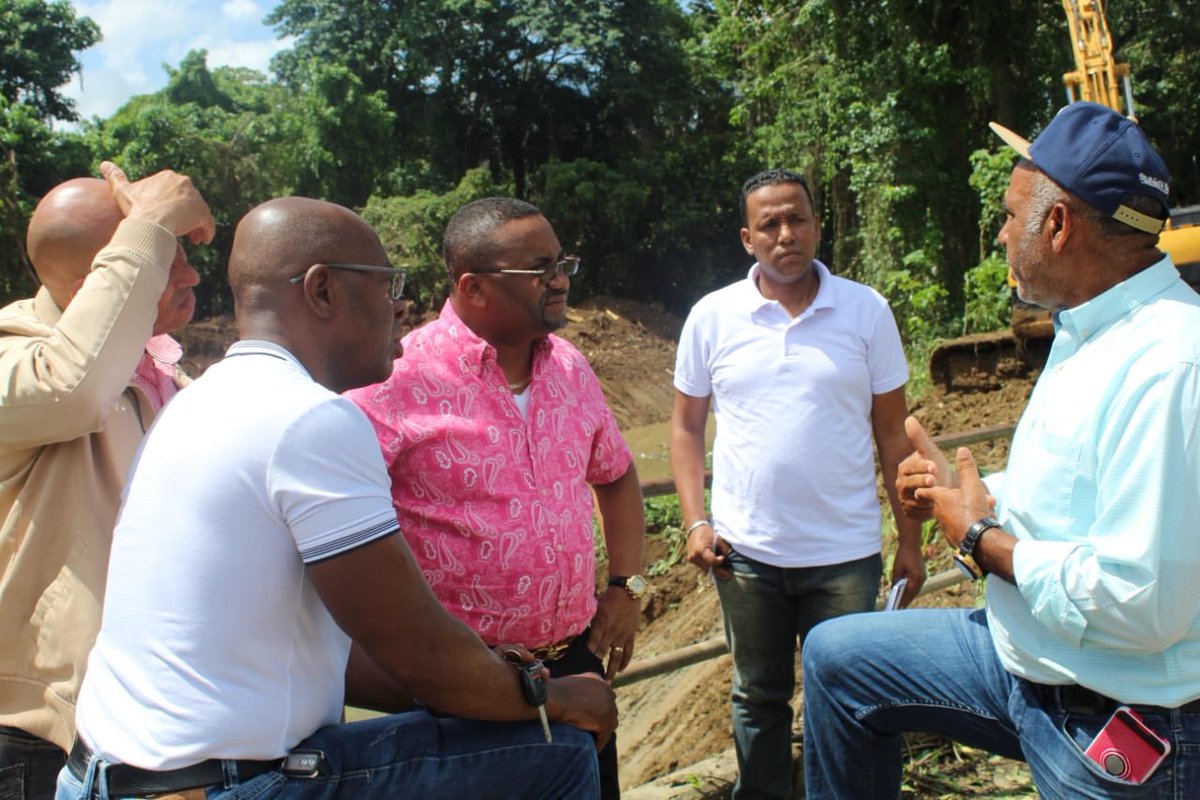 AlcaldiadeSDN's tweet photo. Les acompañan al alcalde los directores de Obras Publicas y Aseo Urbano Richard de los Santos y Socrates Pérez, así como el director de planificación Luis Matias, El Asesor de la Juventud ASDN Leonardo Aquino entre otros.
 #CercaDeLaGente
 #SDNAvanza https://t.co/9RJsYZcTFC