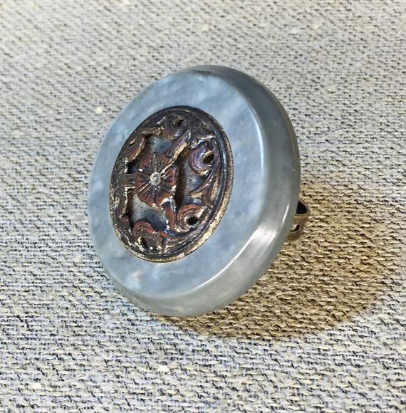 Rescuedoffering's tweet photo. Vintage Bakelite Button Statement https://t.co/Jo3ojpeAun via @EtsySocial #Specialtoo #tmtinsta #vintagebakelite #bakelitebutton https://t.co/wg0r7HI73d
