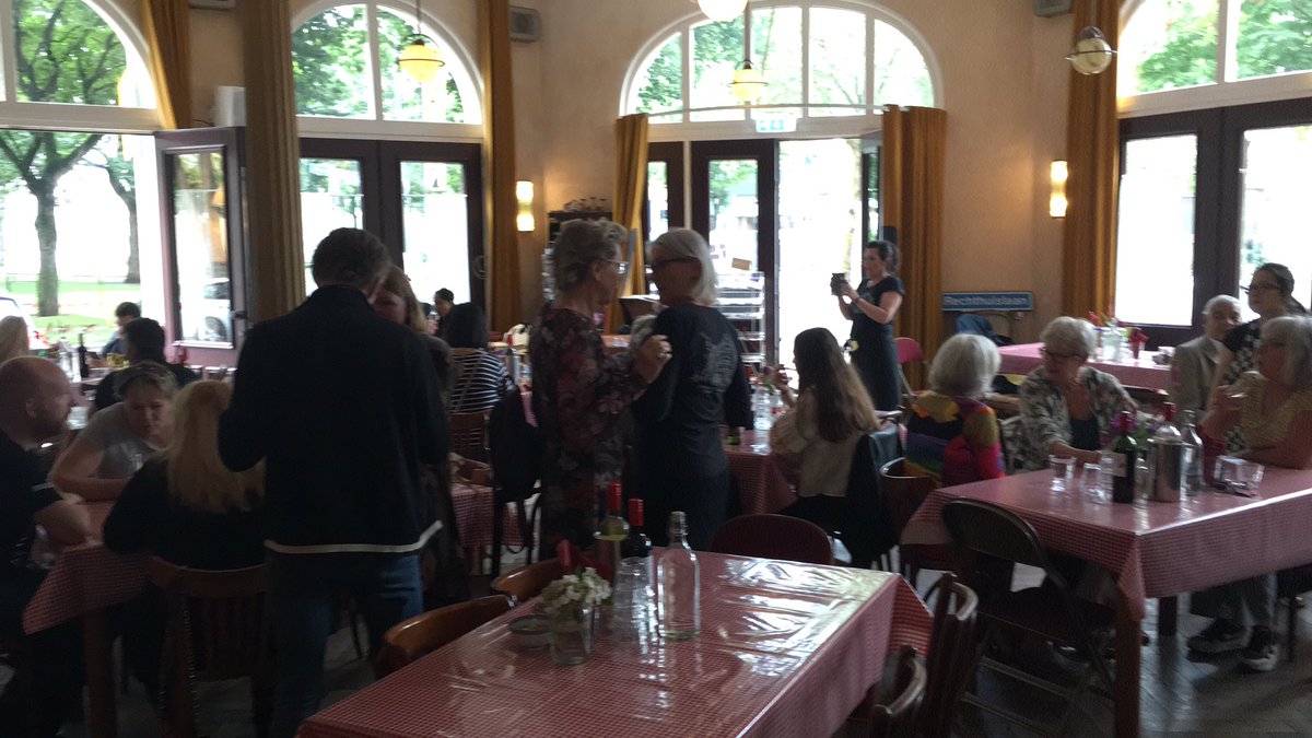 Zeer toffe zomerafsluiting van het Verhalenhuis - traditionele BBQ voor alle vrijwilligers - morgen zijn we nog open met Griekse muziek en daarna zijn we aantal weken dicht