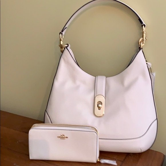 4thstfinds's tweet photo. So good I had to share! Check out all the items I'm loving on @Poshmarkapp from @englishlassinla #poshmark #fashion #style #shopmycloset #coach #skechers #miumiu: https://t.co/B2Oee7XGhQ https://t.co/83vGOB8BNL
