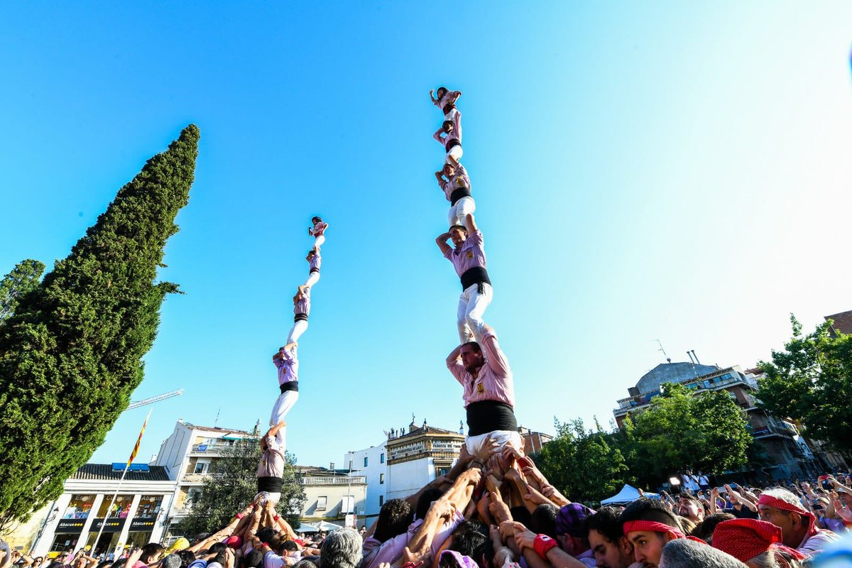 Avui els <a href="/Minyons/">Minyons de Terrassa</a> hem tornat a fer 2 pilars de 6 simultanis i el Jordi García ens ha fet aquest fotón!