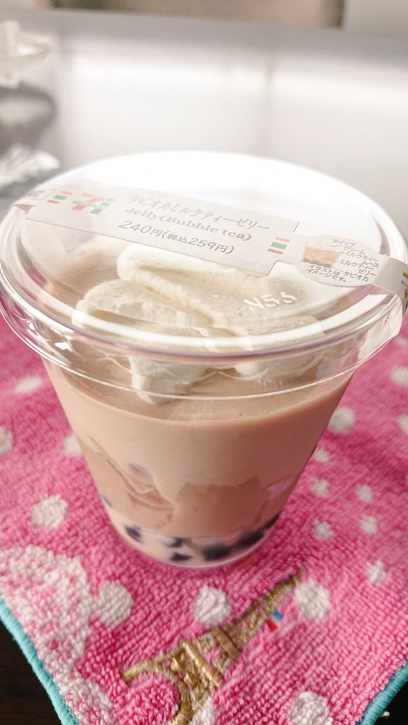 kagoya_kagu's tweet photo. タピるとフォロワーさん増えるの?
#セブンイレブン
#ランチ
#タピオカミルクティーゼリー
#bubbletee っていうのね🍀
#フォロワー募集 https://t.co/BN2hVhotSh