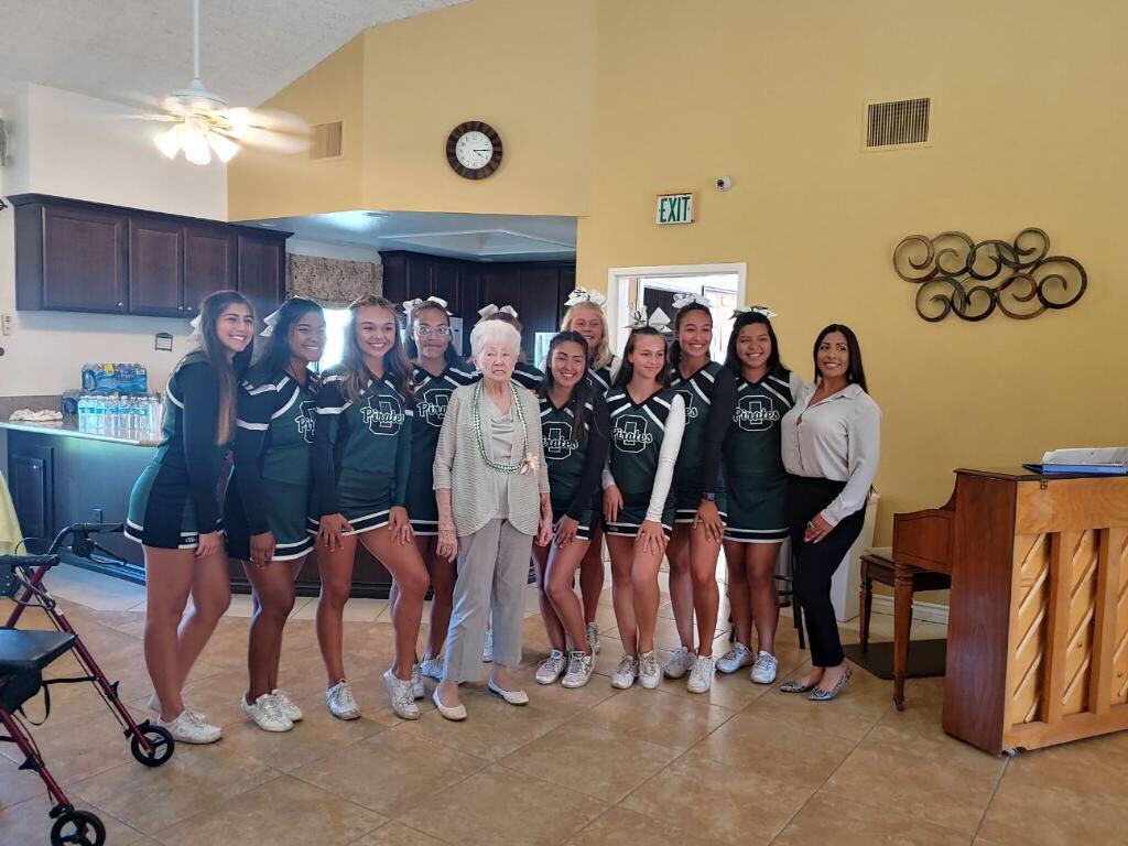 OsidePirates's tweet image. We had the incredible honor of helping to celebrate the 90th birthday of this incredible OHS graduate &amp;amp; cheerleader! Anne Holmes is truly the pride of Oceanside! 💚🎂🎀#Classof1947 @ohs_foundation @OsideNews @TheOsiderMag @KUSINews
